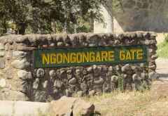 Schild am Ngorongare Gate, Arusha Nationalpark © Foto: S. Schlesinger