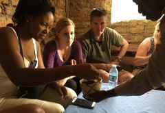 Bei Agatha lernt unsere Gruppe etwas über die Verarbeitung der Getreidearten &copy; Foto: Svenja Penzel | Outback Africa