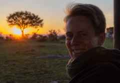 Svenja beim Sonnenaufgang in der Serengeti &copy; Foto: Marco Penzel | Outback Africa
