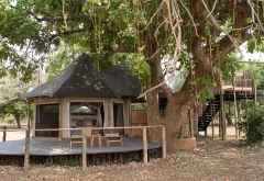 Zeltchalet im Three Rivers Camp mit Extra-Bett außen (rechts) &copy; Foto: Marco Penzel | Outback Africa