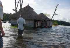 Souvenirstände an der Nilquelle im Hochwasser © Foto: Marco Penzel | Outback Africa