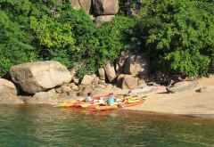 Kanus am Ufer von Mumbo Island &copy; Foto: Susanne Schlesinger | Outback Africa