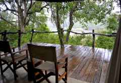 Sonnendeck der Mkulumadzi Lodge bei Regen &copy; Foto: Svenja Penzel | Outback Africa