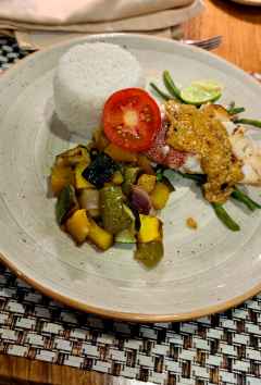 Shooting Star Lodge, Leckeres Abendessen: Red Snapper mit Gemüse und Reis &copy; Foto: Justine Retzar | Outback Africa Erlebnisreisen