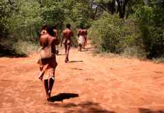 San auf dem Weg in den Busch, Living Museum of San &copy; Foto: Doreen Schütze | Outback Africa