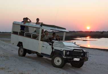Zum Sonneuntergang am Ufer des Chobe &copy; Foto: Bush Ways Safaris