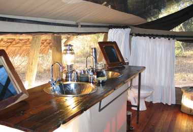 Badezimmer mit Aussicht im Jongomero Camp. &copy; Foto: Svenja Penzel | Outback Africa