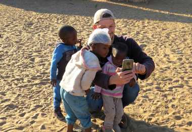 Guide Enrico mit Kindern in Nxamasere Village &copy; Foto: Susanne Schlesinger | Outback Africa