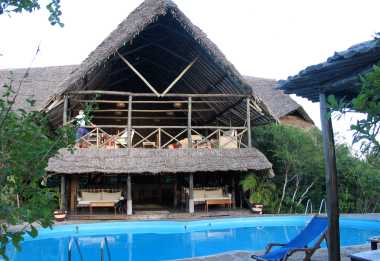 Hauptgebäude von Lazy Lagoon mit Aussichtsdeck &copy; Foto: Svenja Penzel | Outback Africa