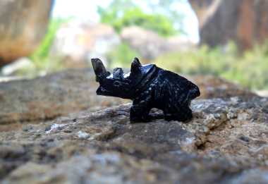 Ein kleines Nashorn (Black Rhino) aus Speckstein als Souvenir &copy; Foto: René Schmidt | Outback Africa
