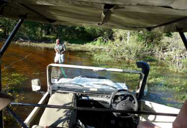 Sango Safari Camp, auf Pirschfahrt im Fluss steckengeblieben © Foto: Ulrike Pârvu | Outback Africa Erlebnisreisen
