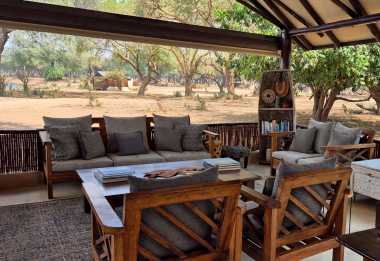 Offene Lounge im Old Mondoro Camp © Foto: Ulrike Pârvu | Outback Africa Erlebnisreisen