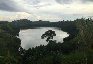 Dieser stille Kratersee mit dem markanten Baum… &copy; Foto: Svenja Penzel | Outback Africa
