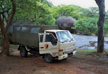 Safarifahrzeug, wegen des Regens mit Plane &copy; Foto: René Schmidt | Outback Africa