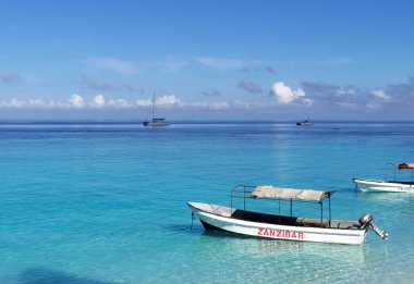 Boote vor der Küste Sansibars, Sandies Baobab Beach Zanzibar &copy; Foto: Ulrike Pârvu | Outback Africa Erlebnisreisen