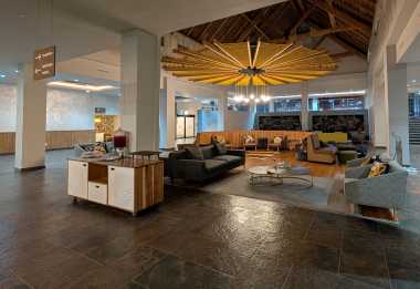 Großzügige Lounge der Skukuza Safari Lodge &copy; Foto: Justine Retzar | Outback Africa Erlebnisreisen