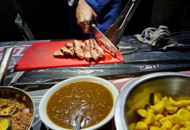 Dinnervorbereitungen beim Komfortcamping &copy; Foto: Jacqueline Korb | Outback Africa