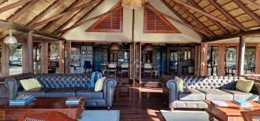 Lounge der Deception Valley Lodge &copy; Foto: Ulrike Pârvu | Outback Africa Erlebnisreisen