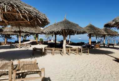 Strand mit Liegen und den typischen Sonnenschirmen, Sandies Baobab Beach Zanzibar &copy; Foto: Ulrike Pârvu | Outback Africa Erlebnisreisen