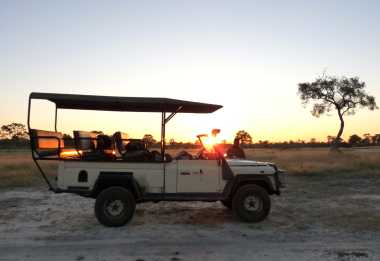 Sango Safari Camp, Pirschfahrzeug im Sonnenuntergang © Foto: Ulrike Pârvu | Outback Africa Erlebnisreisen