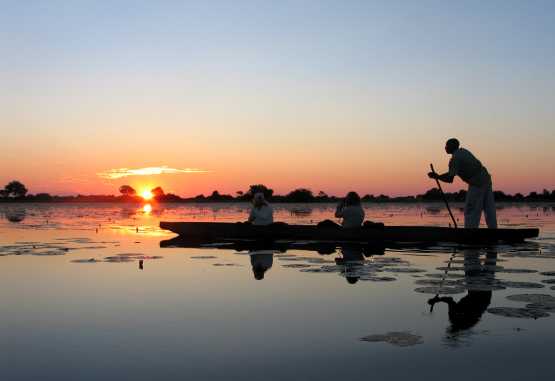 Im Mokoro zum Sonnenuntergang durchs Okavango-Delta &copy; Foto: René Schmidt | Outback Africa Erlebnisreisen