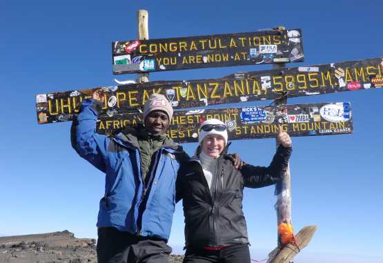 Deborah (Debbie) Bachmann und ihr Begleiter auf dem Gipfel des Uhuru Peak &copy; Foto: privat