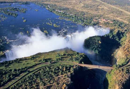 Victoria-Wasserfälle bei hohem Wasserstand im Mai. &copy; Foto: Marco Penzel | Outback Africa