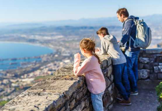 Familie auf dem Aussichtspunkt über Kapstadt &copy; Foto: BlueOrange Studio | Shutterstock.com