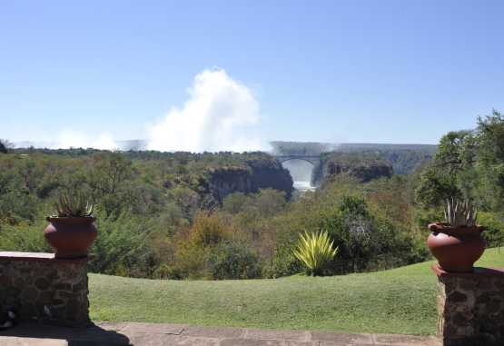 Von der Hotelterrasse schaut man auf die Brücke über den Sambesi und die Gischt der Victoria-Fälle. &copy; Foto: Marco Penzel | Outback Africa