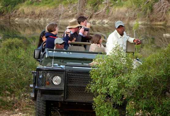 Simbavati River Lodge, Pirschfahrt im Timbavati Game Reserve, offenes Fahrzeug &copy; Foto: Jens Döring | Outback Africa