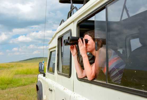 Auch wenn sie bei manchen Safari-Anbietern im Jeep liegen, sollte man trotzdem auch ein eigenes Taschenfernglas dabeihaben. &copy; Foto: Iuliia Sokolovska - Fotolia