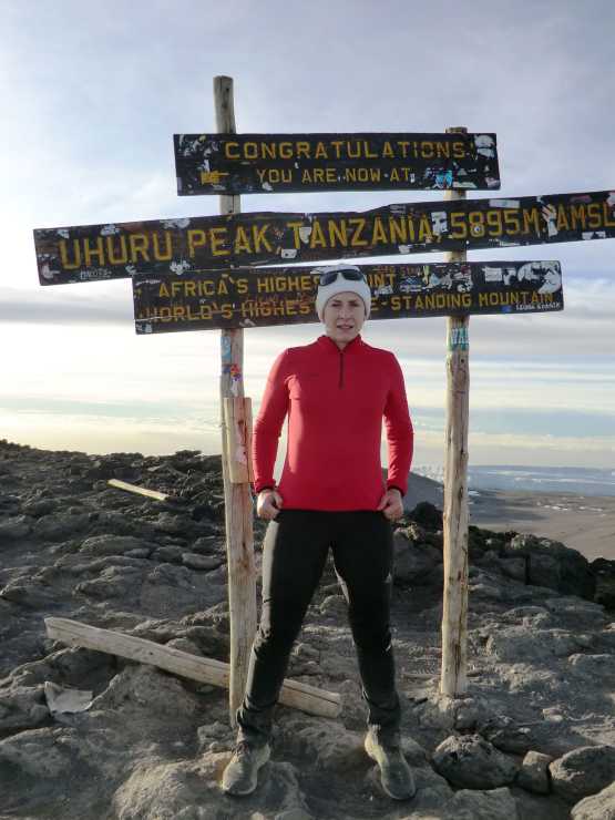 Deborah (Debbie) Bachmann nach dem Rekordaufstieg am Uhuru Peak &copy; Foto: privat