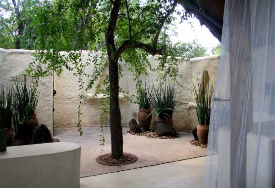 Privater Innenhof gleich hinter dem Doppelbett, Sand Rivers Selous &copy; Foto: Svenja Penzel | Outback Africa