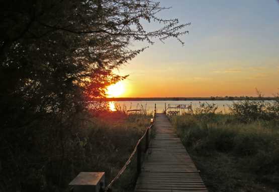 Steg zum Bootsanleger des Old House, Kasane &copy; Foto: Susanne Schlesinger | Outback Africa