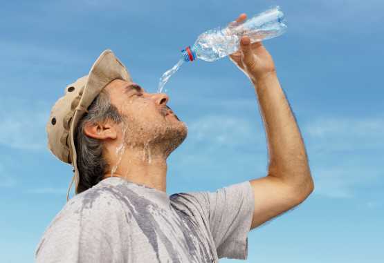Ausreichend Trinkwasser ist auf jeder Safari wichtig &copy; Foto: Aleksandra Kovac | Shutterstock