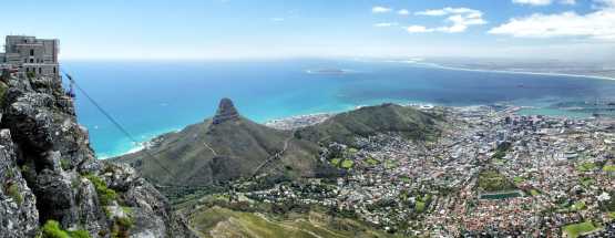 Blick vom Tafelbergplateau auf Kapstadt und die Bucht. Links im Bild ist die Seilbahnstation zu sehen, mittig der Lions Head mit seinem Ausläufer, dem Signal Hill. &copy; Foto: Dirk Rueter | Fotolia