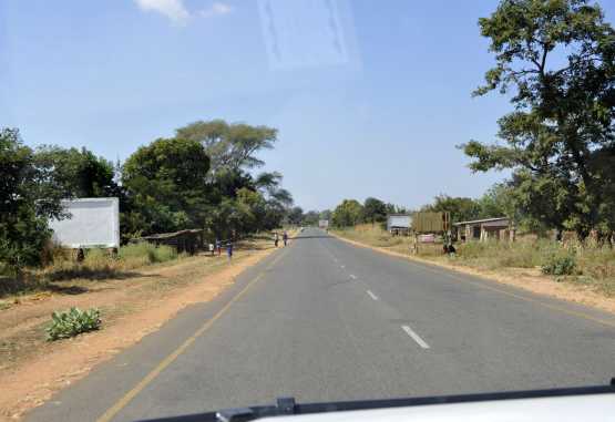 .Fahrt durch Malawis Norden. Die Straßen sind gut. &copy; Foto: Svenja Penzel | Outback Africa