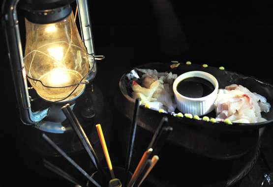 Sashimi aus selbstgefangenem Fisch - frischer geht es nicht. Greystoke Mahale Camp &copy; Foto: Marco Penzel | Outback Africa