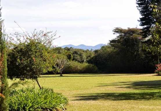 Karen Blixen Museum, Blick über den gepflegten Rasen zu den Ngong-Bergen &copy; Foto: Susanne Schlesinger | Outback Africa