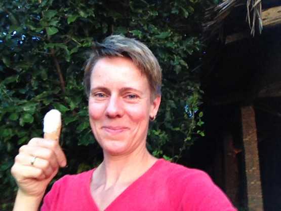 Svenja mit lädiertem Daumen &copy; Foto: Svenja Penzel | Outback Africa
