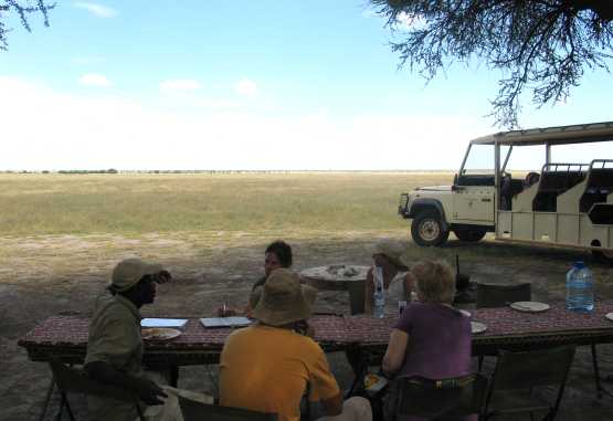 Camping bei Tau Pan in der Zentralkalahari: Nur wenn neben dem Okavango-Delta auch die einsame Weite der trockenen Kalahari im Reiseprogramm enthalten ist, darf sich eine Safari "Best of Botswana" nennen. &copy; Foto: René Schmidt | Outback Africa Erlebnisreisen