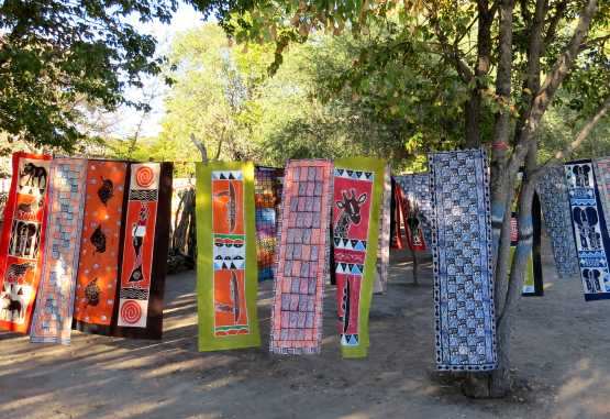 Bunte Tücher und Tischdecken zum Verkauf an der Straße nach Moremi &copy; Foto: Susanne Schlesinger | Outback Africa