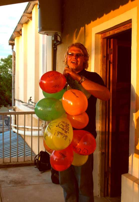 Alex, der Reiseleiter, mit seinen Trinkgeldballons &copy; Foto: Heidi Lang