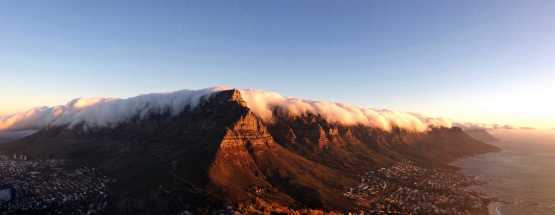 An manchen Tagen legt sich eine Wolkendecke wie ein Tischtuch über das Hochplateau des Tafelbergs. &copy; Foto: Matf16 | Fotolia
