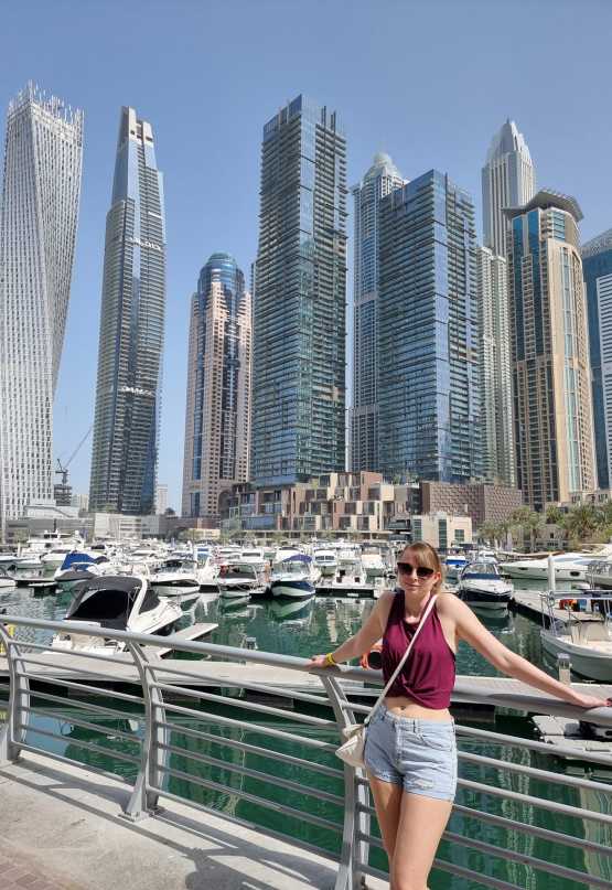 Justine Retzar an der Dubai Marina. &copy; Foto: André Gabel
