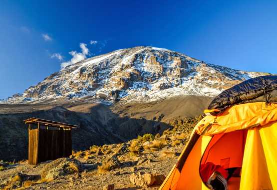 Campen am Kibo im Kilimandscharo-Massiv. Der Kibo ist mit 5895 Metern der höchste Berg des Kontinents. &copy; Foto: Wallixx | Fotolia.com