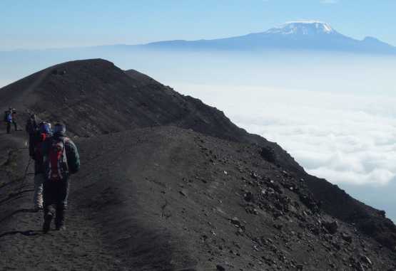 Blick zum Kilimanjaro vom Mt. Meru Kraterrand &copy; Foto: Deborah Bachmann | Wilkinson Tours