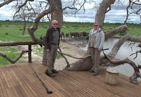 Die Hennigs vor dem Wasserloch in Hwange &copy; Foto: privat, Rettung bedrohter Wildtiere e.V.