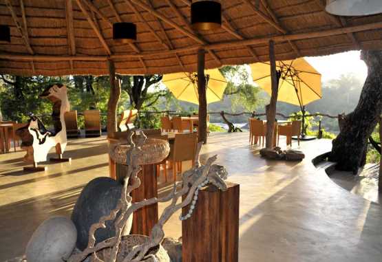 Mkulumadzi Lodge,  Aussichtsdeck in der Morgensonne &copy; Foto: Svenja Penzel | Outback Africa