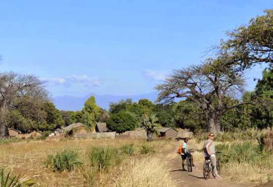 Mit dem Mountainbike ins Dorf &copy; Foto: Svenja Penzel | Outback Africa